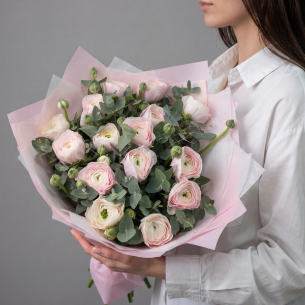 Монобукет из 15 ранункулюсов ханой с эвкалиптом