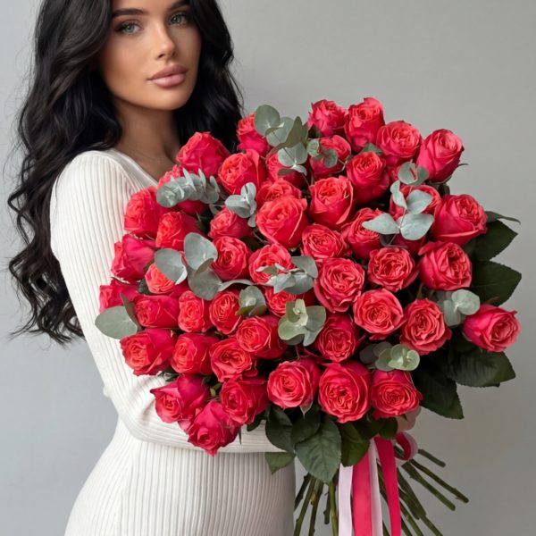 Монобукет из 51 пионовидной розы Баббл Гам с зеленью