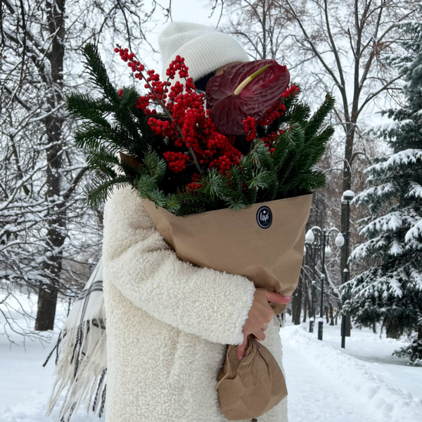 Новогодний букет с илексом и антуриумом