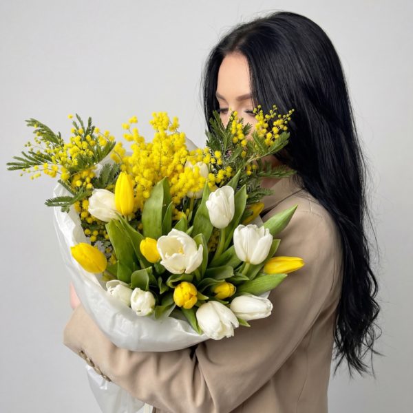 Дуобукет 15 тюльпанов с мимозой