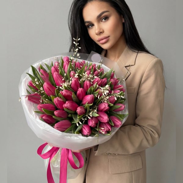 Дуобукет из малиновых тюльпанов и генисты