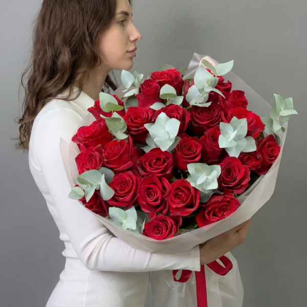 25 красных эквадорских роз с эвкалиптом