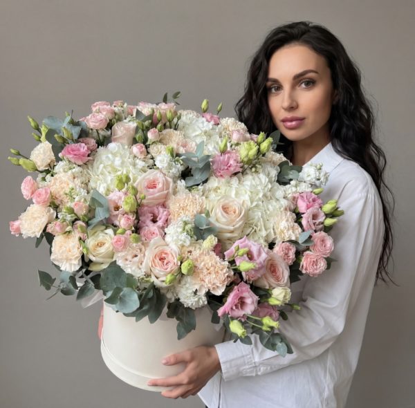 Авторский букет "Бурбонская ваниль" в шляпной коробке