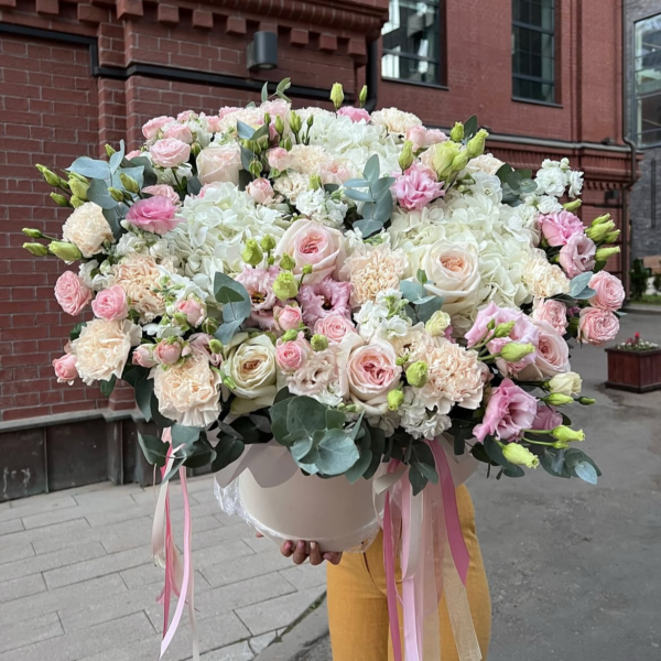 Авторский букет "Бурбонская ваниль" в шляпной коробке