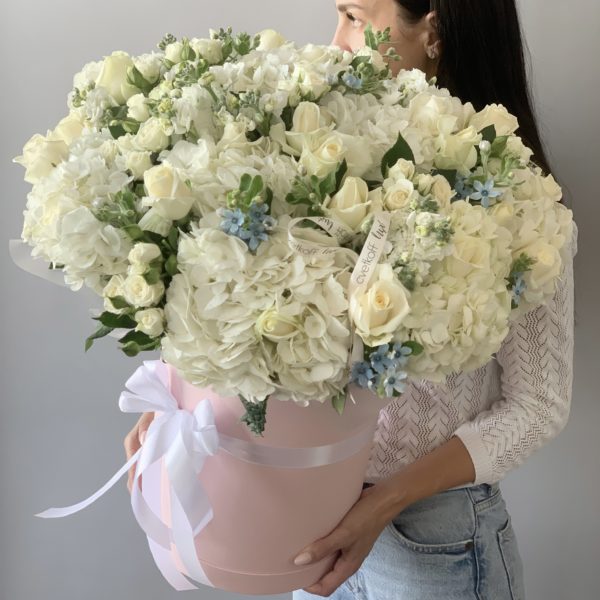 Авторский букет "Белые кружева" в шляпной коробке