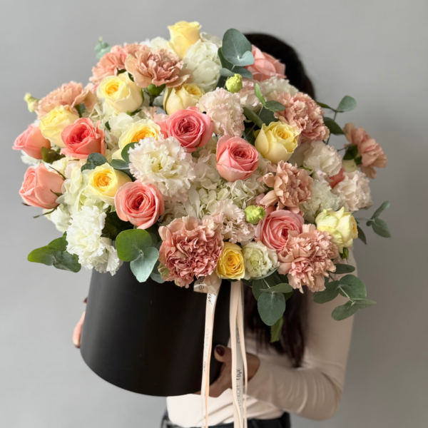 Авторский букет в осенних тонах шляпной коробке