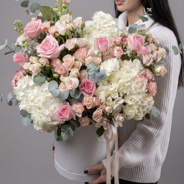 Авторский букет "Ванильный пломбир" в шляпной коробке