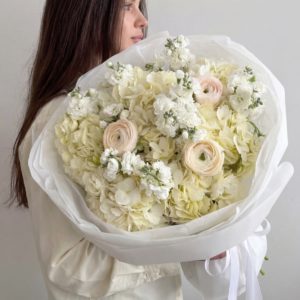 Воздушное трио из гортензий, маттиолы и ранункулюсов