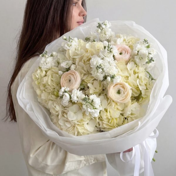 Воздушное трио из гортензий, маттиолы и ранункулюсов